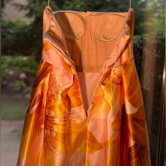 Dennis Basso Handmade in New York City Gown. New. - Picture 11 of 16